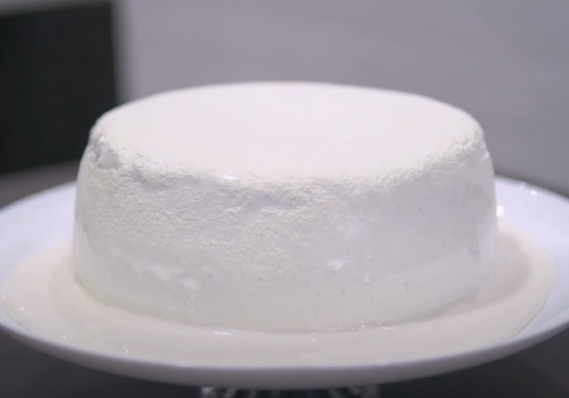 bolo de chocolate com cobertura de leite em pó