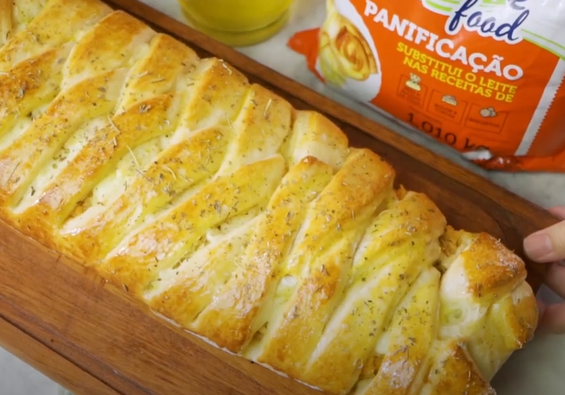 Pão caseiro recheado de frango e requeijão cremoso